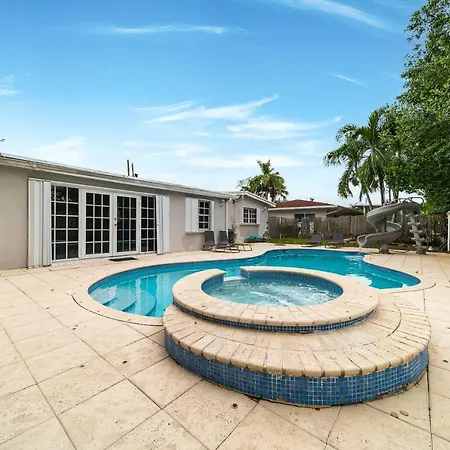 Pool House On The Water 2 Vila